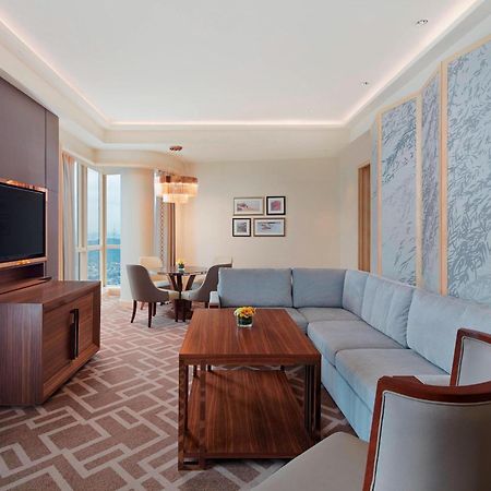 Sheraton Petaling Jaya Hotel Dış mekan fotoğraf A living room in a suite at the hotel