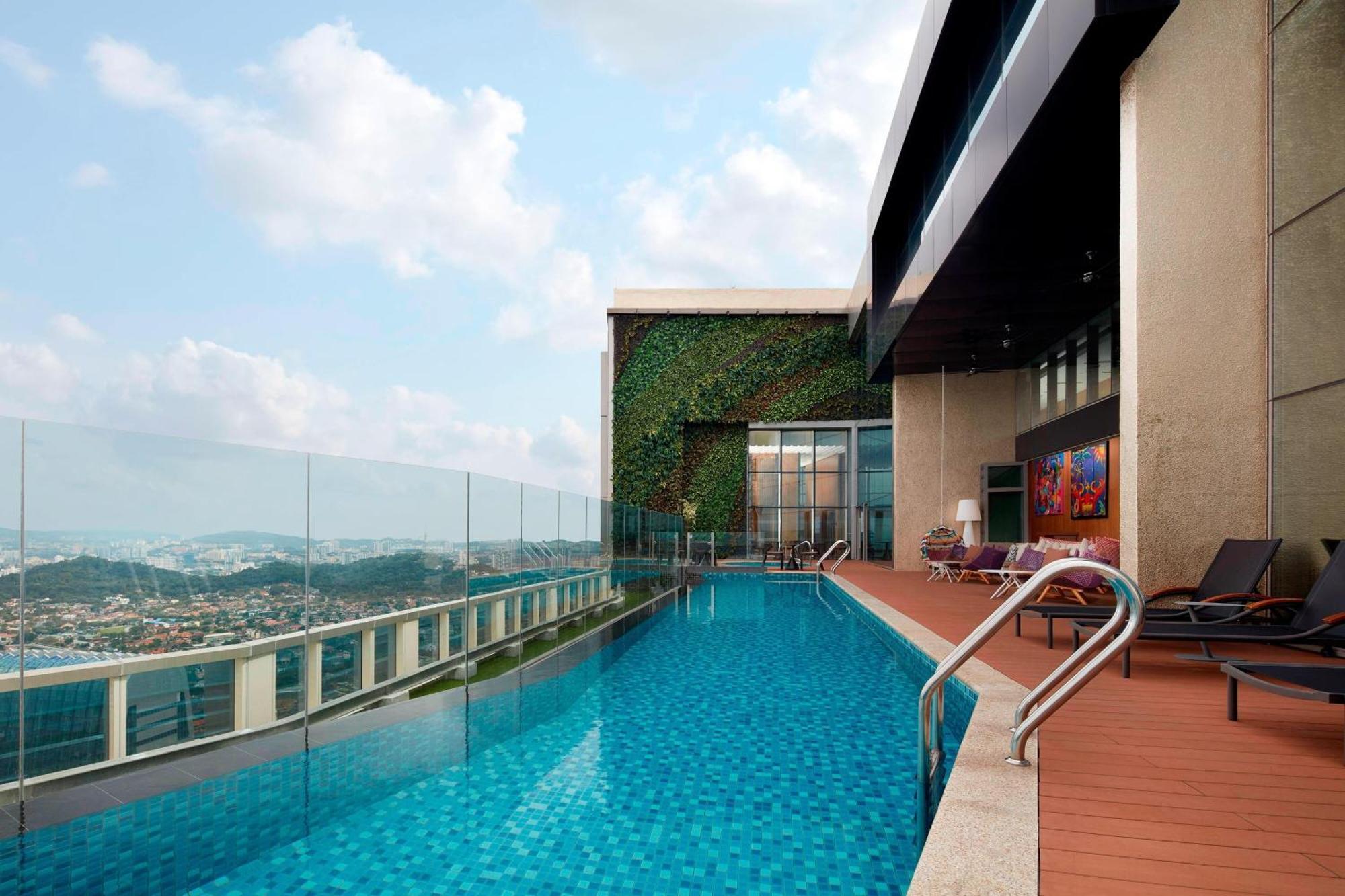 Sheraton Petaling Jaya Hotel Dış mekan fotoğraf The swimming pool at the hotel