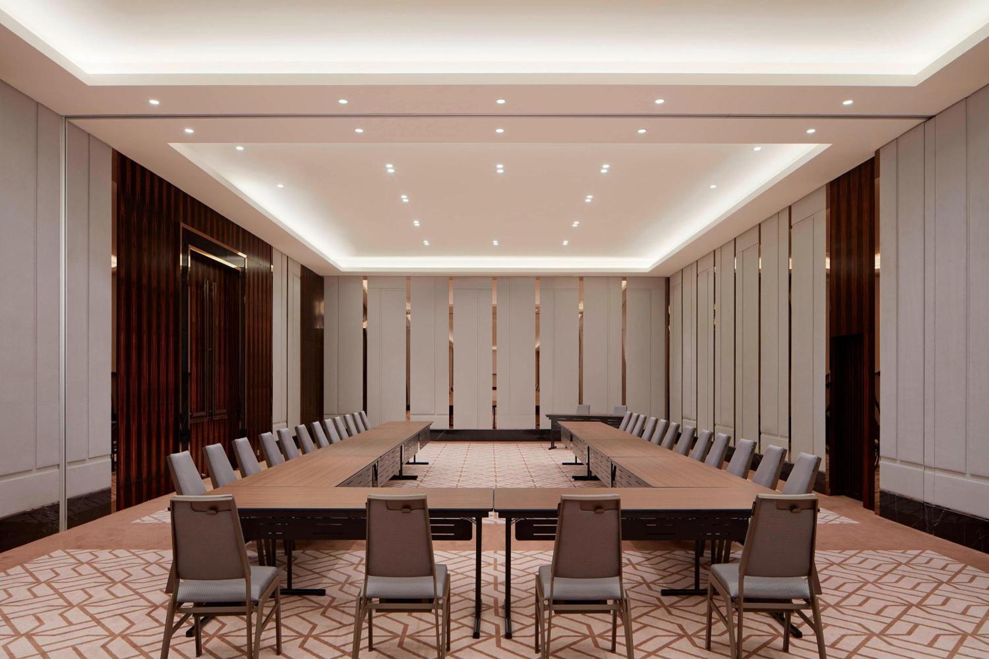 Sheraton Petaling Jaya Hotel Dış mekan fotoğraf The meeting room of the Prime Minister